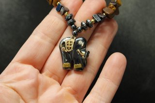 Collar de hematita y  ojo de tigre con elefante.