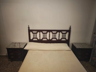 Cabecero de madera con mesitas a juego