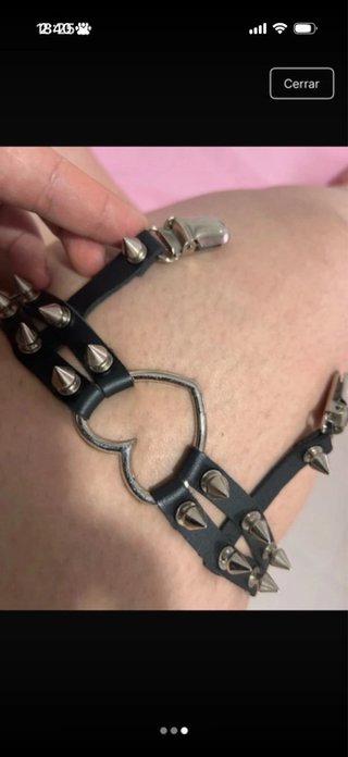 Liga de cuero ajustable con corazón y tachuelas