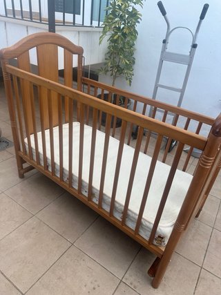 Cuna de madera con cajón
