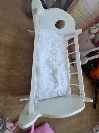 Cuna de juguete blanca