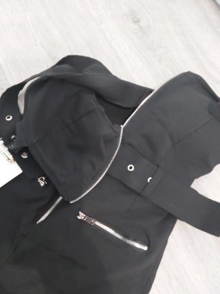 Mono negro con cremallera y cinturón