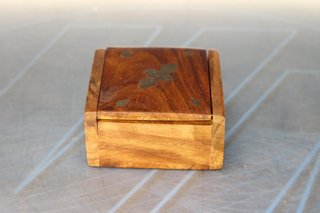 Caja, cajita de madera con metal.