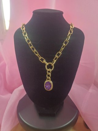 Cadena dorada con colgante morado