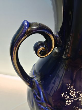 jarron 38 cm. cristal limoges azul, con relieve y dibujo floral