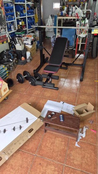 Rack, banco, barra, mancuernas y discos