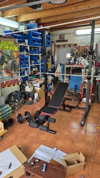 Rack, banco, barra, mancuernas y discos