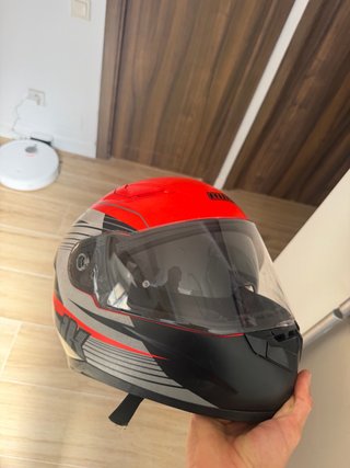 Casco de moto rojo y negro