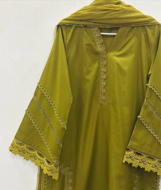 Abito verde con pizzo