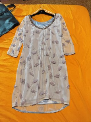 Vestido fiesta morado y blanco