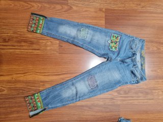 Pantalón vaquero Desigual bordado