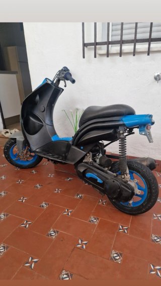 Peugeot Ludix Scooter Negra y Azul lo que le falta