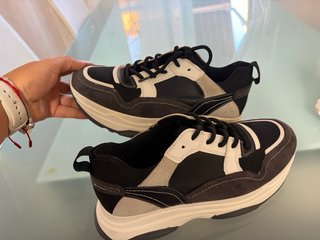 Zapatillas deportivas negras, grises y blancas
