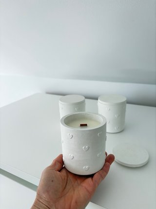 Vela de piedra con corazones