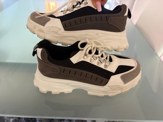 Zapatillas deportivas negras, grises y blancas