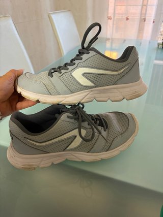 Zapatillas deportivas grises y blancas