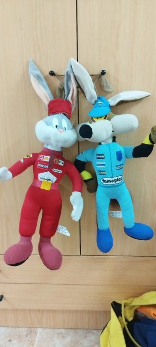 Peluches Bugs Bunny y Coyote F1