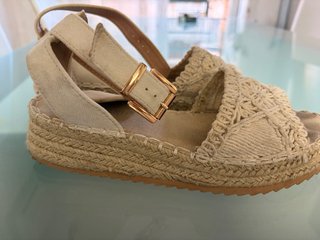 Sandalias Beige Cuña