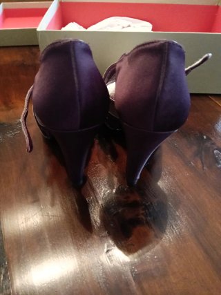 Zapatos de tacón morados y plateados