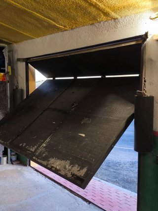 Puerta de garaje abatible de hierro