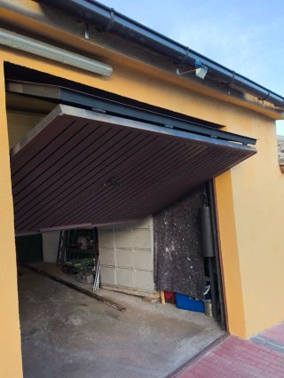 Puerta de garaje abatible de hierro
