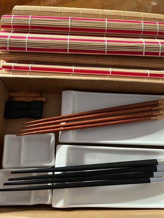 Set Sushi Japonés: Palillos, Platos y Esterillas