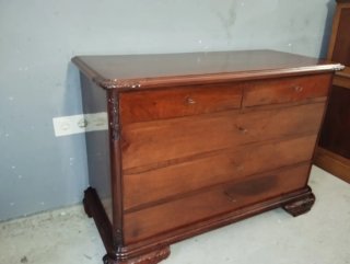Cómoda antigua de nogal tratada