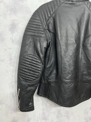 Cazadora de piel negra