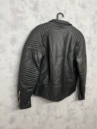 Cazadora de piel negra