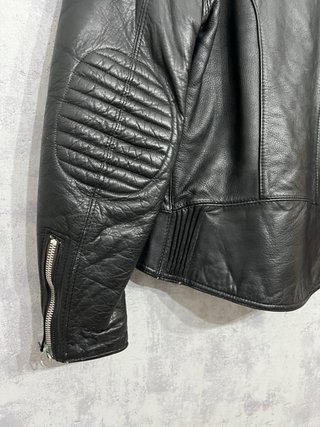 Cazadora de piel negra