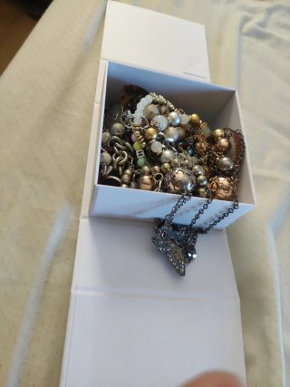 Box / scatola con 35 gioielli