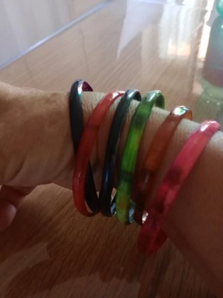 Sei bracciali in osso
