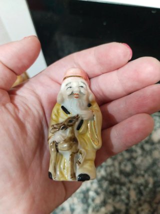 Figura monje chino con ciervo