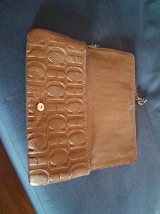 Cartera de mano CH dorada