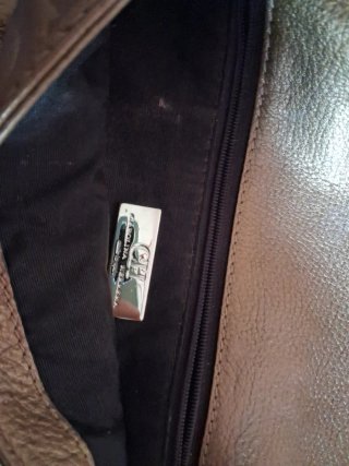 Cartera de mano CH dorada
