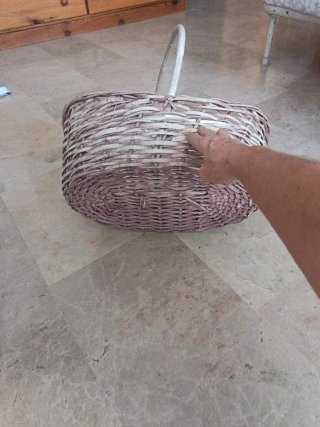 Cesto de mimbre con asa y lazo rosa