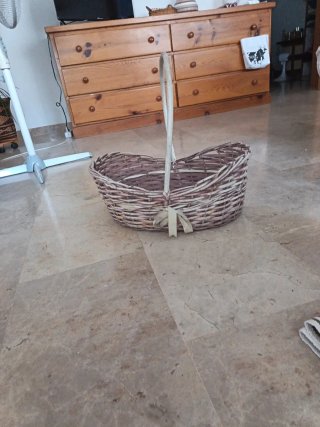 Cesto de mimbre con asa y lazo rosa