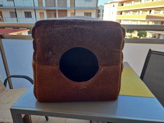 Cama para mascotas marrón y morado