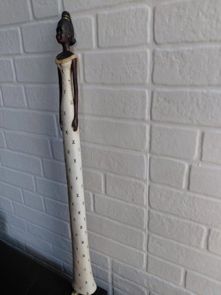 Figura africana artesanal mujer