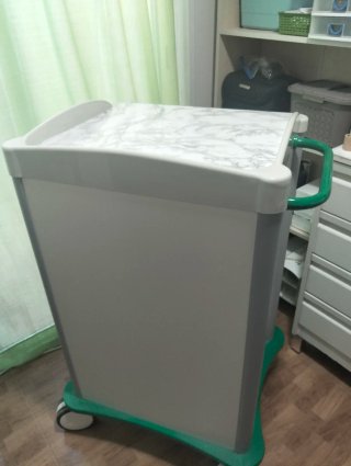 Carro con ruedas para cabina de medicina estetica