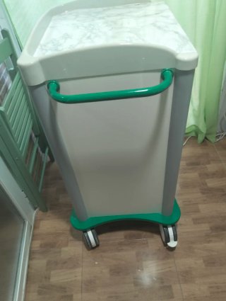 Carro con ruedas para cabina de medicina estetica
