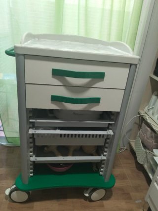 Carro con ruedas para cabina de medicina estetica