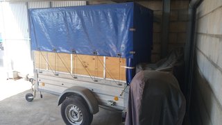 Remolque coche con lona azul
