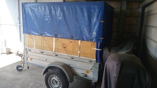 Remolque coche con lona azul