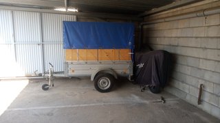 Remolque coche con lona azul