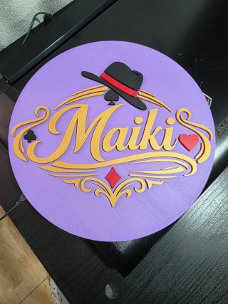 Placa decorativa Maiki con sombrero