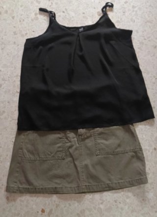 Falda verde y top negro tirantes