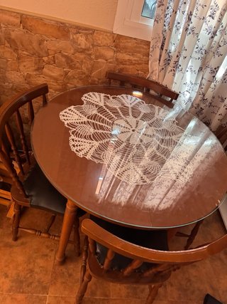 Mesa redonda de madera y cristal con 4 sillas