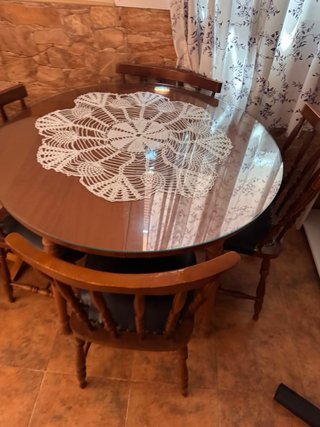 Mesa redonda de madera y cristal con 4 sillas