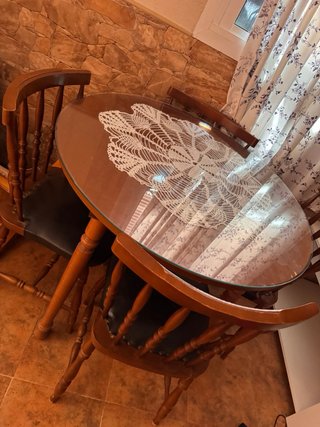 Mesa redonda de madera y cristal con 4 sillas